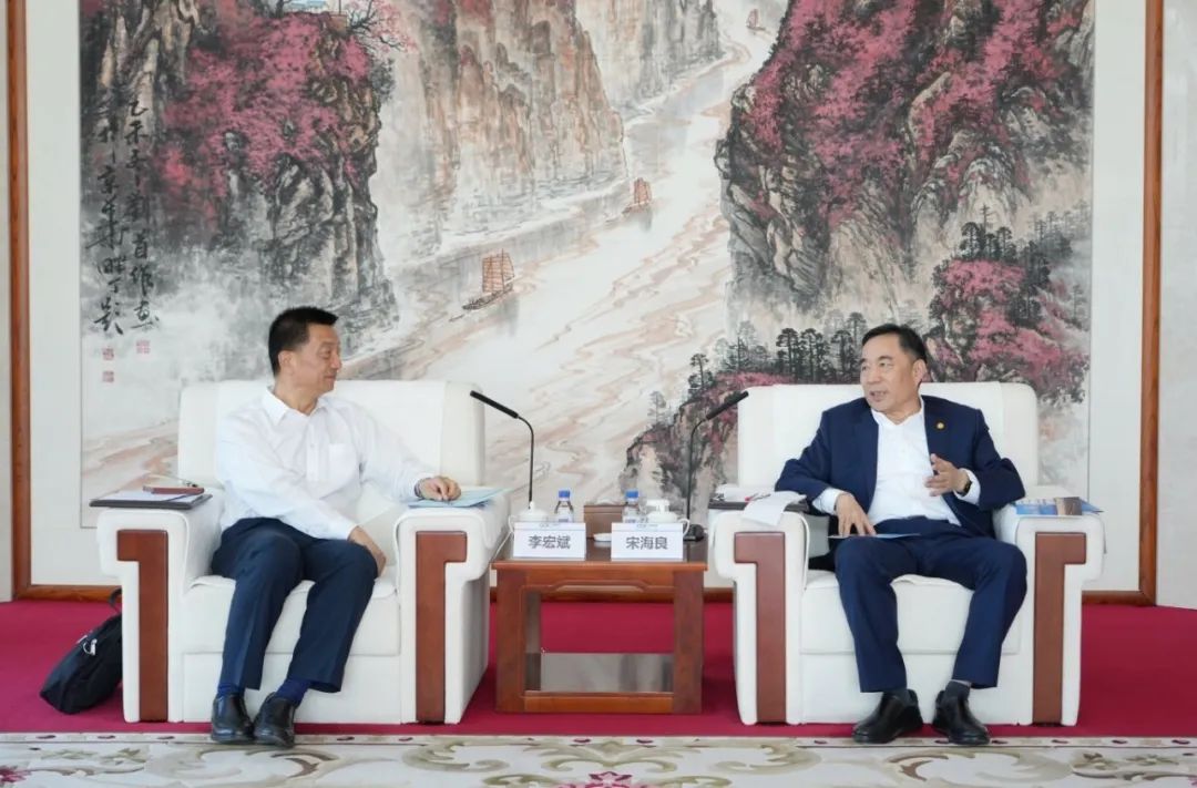 中國(guó)能建黨委書記、董事長(zhǎng)宋海良與新疆住建廳黨組書記、副廳長(zhǎng)李宏斌會(huì)談