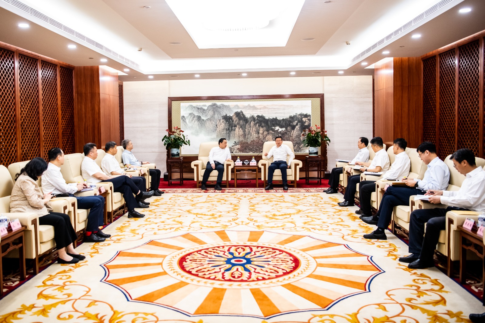 國家能源集團(tuán)公司總經(jīng)理、黨組副書記余兵會見鎮(zhèn)江市委書記馬明龍一行