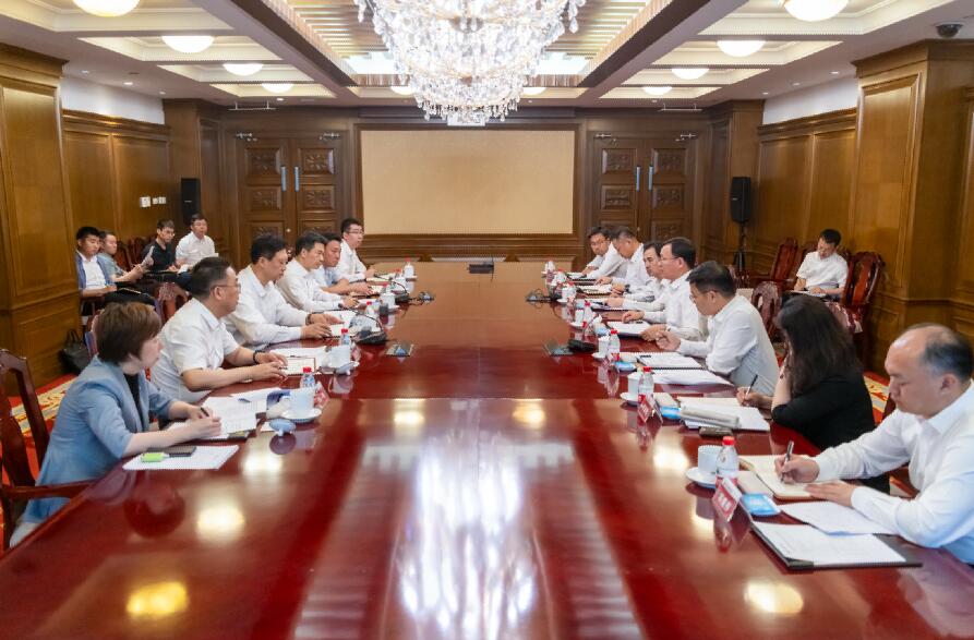 大唐集團(tuán)總經(jīng)理、黨組副書記張傳江與阜新市委書記胡濤、市長周鵬舉會談