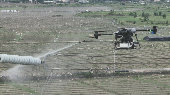 海南電網(wǎng)首次開(kāi)展規(guī)模化無(wú)人機(jī)沖洗作業(yè)