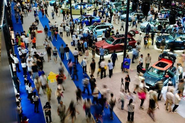 新能源車，熱!燃油車，冷!