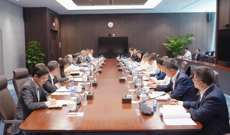 中國(guó)能建黨委書(shū)記、董事長(zhǎng)宋海良與中信集團(tuán)黨委書(shū)記、董事長(zhǎng)奚國(guó)華會(huì)談