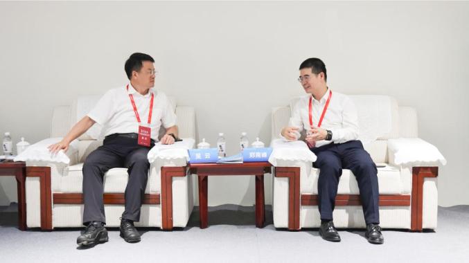 吳云與中國科學(xué)院院士、中國氫能聯(lián)盟戰(zhàn)略指導(dǎo)委員會委員、廈門大學(xué)教授鄭南峰座談