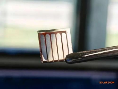 浙大團隊設(shè)計新型分子 給太陽能電池"補鈣"長壽