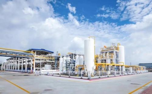 在百年上海龍華機場變身開展城市更新的上海徐匯西岸地區(qū)，一座傾注綠色低碳技術的“零碳樓”拔地而起，即將進入建筑環(huán)節(jié)中最忙碌、最繁瑣的裝修工程階段。這座“綠色建筑”是東航資產(chǎn)在民航建筑領域的創(chuàng)新探索成果，