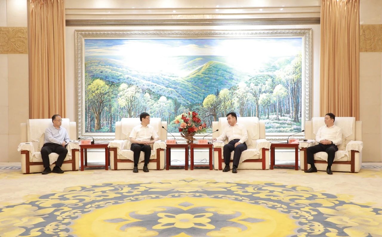 華電煤業(yè)黨委書(shū)記、董事長(zhǎng)杜將武拜會(huì)慶陽(yáng)市委書(shū)記黃澤元