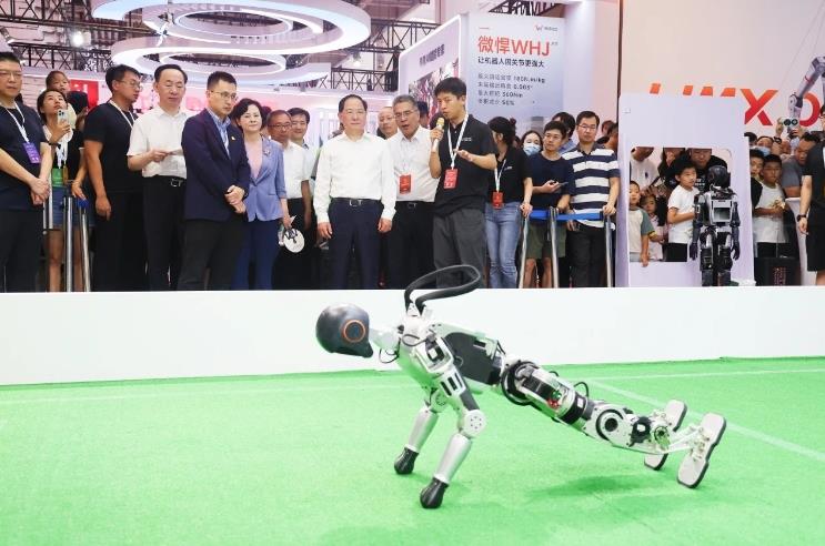 工信部黨組書記、部長金壯龍參觀調(diào)研2024世界機(jī)器人大會