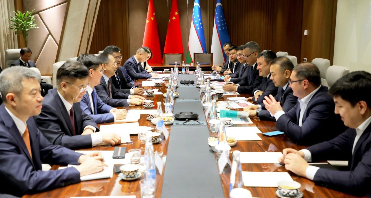 大唐集團(tuán)有限公司黨組書記、董事長鄒磊與烏茲別克斯坦總理阿里波夫會談