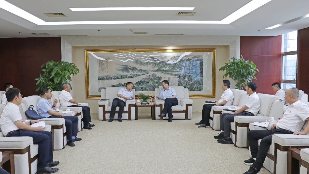 大唐四川公司黨委書記、董事長(zhǎng)梁華與水電十局黨委書記、董事長(zhǎng)范開平會(huì)談