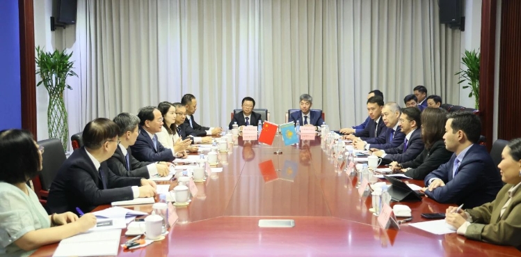 金壯龍會見哈薩克斯坦數(shù)字發(fā)展、創(chuàng)新和航空航天工業(yè)部部長扎斯蘭·馬季耶夫