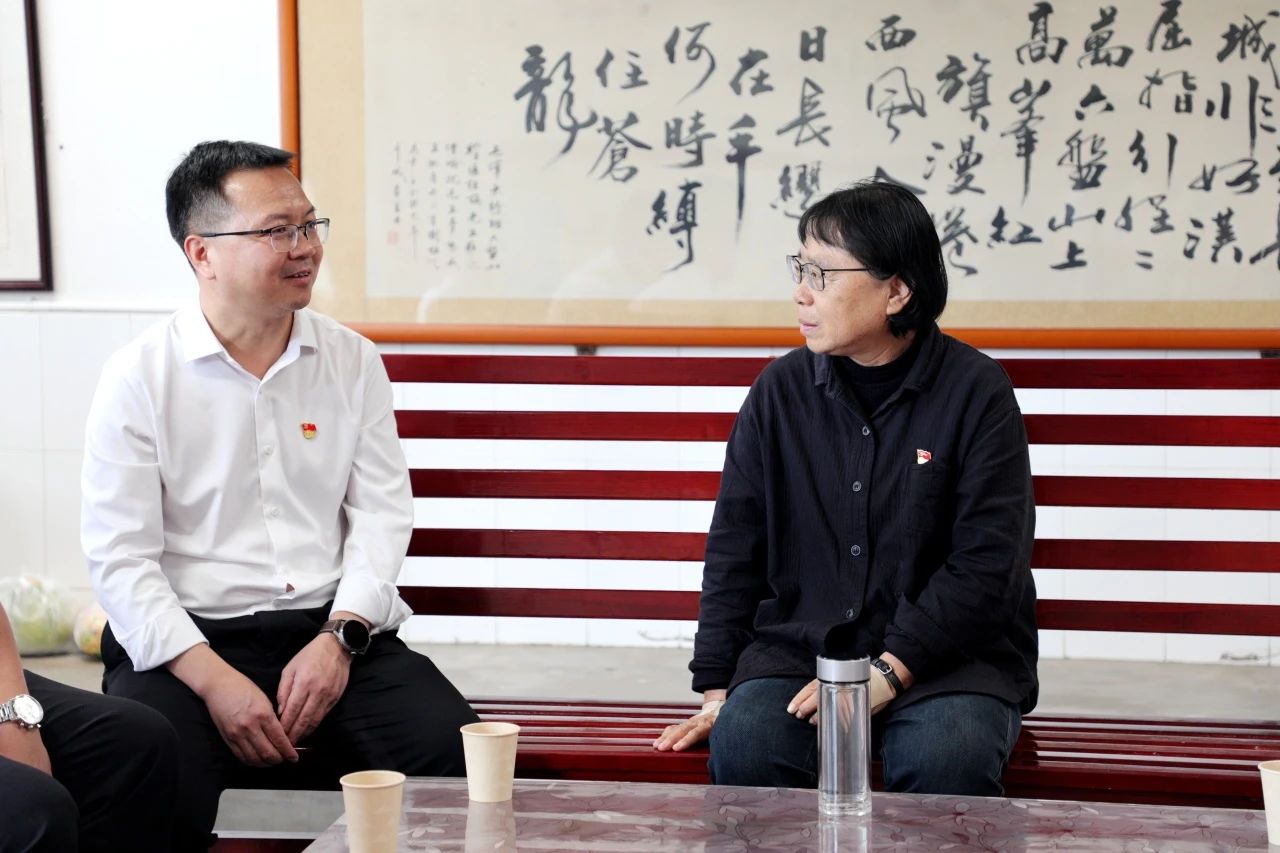 大唐云南公司黨委書記、董事長王繼才到華坪女高看望張桂梅老師