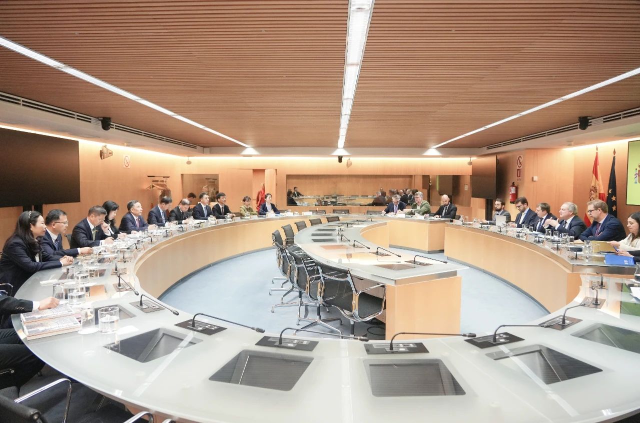 中國(guó)能建黨委書記、董事長(zhǎng)宋海良與西班牙工業(yè)和旅游大臣霍爾迪·埃雷烏會(huì)談