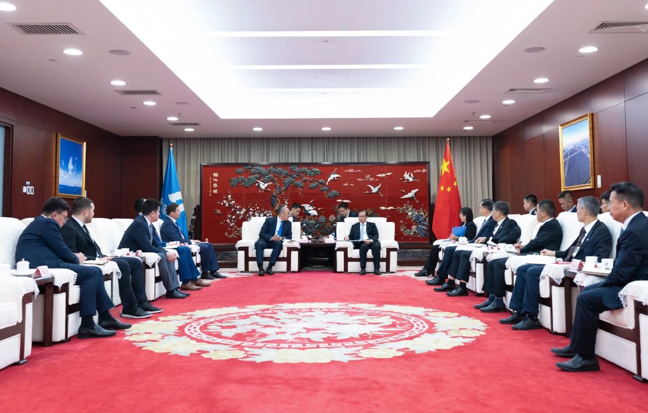 華電集團(tuán)董事長(zhǎng)、黨組書記江毅與哈薩克斯坦工業(yè)和建設(shè)部部長(zhǎng)哈納特·沙爾拉帕耶夫會(huì)談