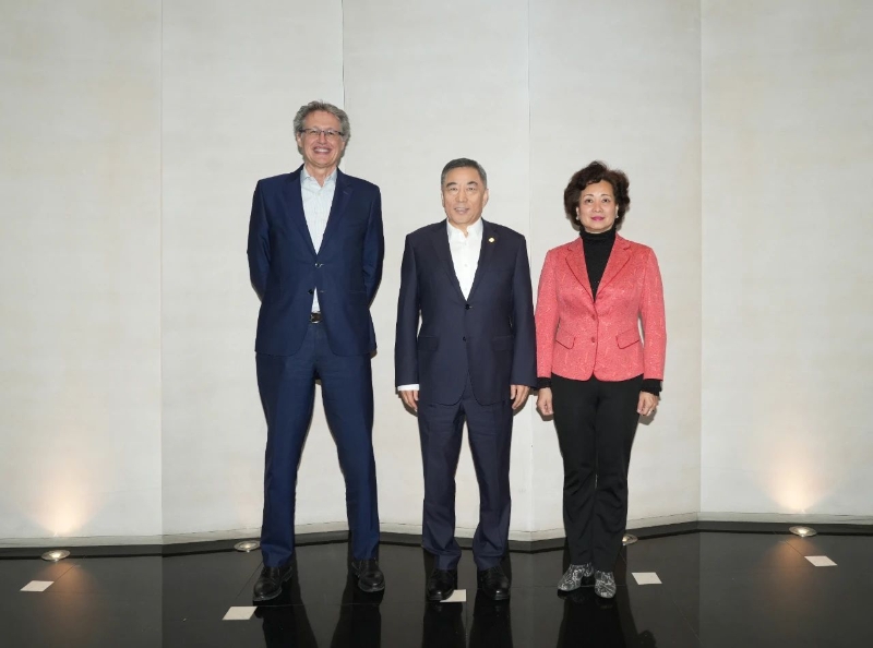 中國能建黨委書記、董事長宋海良與西班牙中國會創(chuàng)始會長陳弘夫婦會談