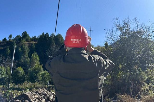 國網(wǎng)欒川縣供電公司兩地聯(lián)合特巡特護，備戰(zhàn)冬季用電高峰