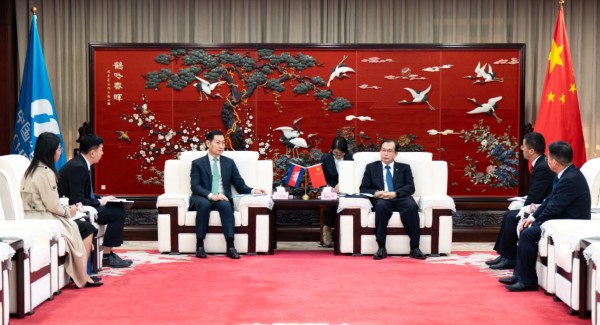 華電集團董事長、黨組書記江毅與柬埔寨礦能部部長高·洛塔納會談