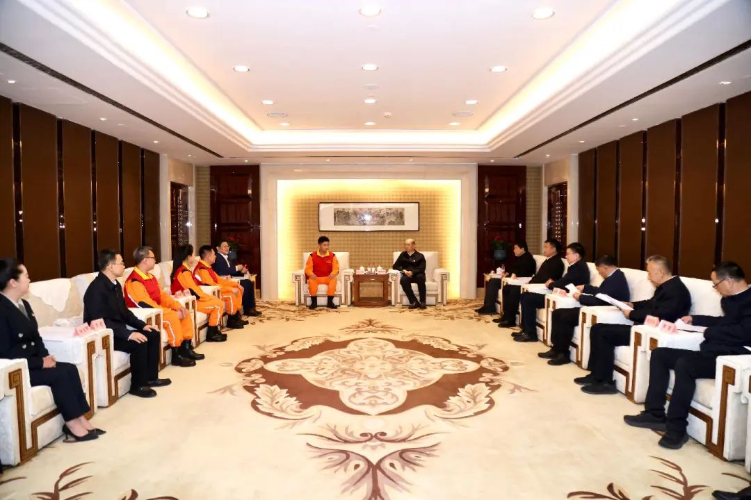 國(guó)務(wù)院國(guó)資委黨委舉辦“時(shí)代楷?！备咝逻B心橋黨員服務(wù)隊(duì)先進(jìn)事跡報(bào)告會(huì)