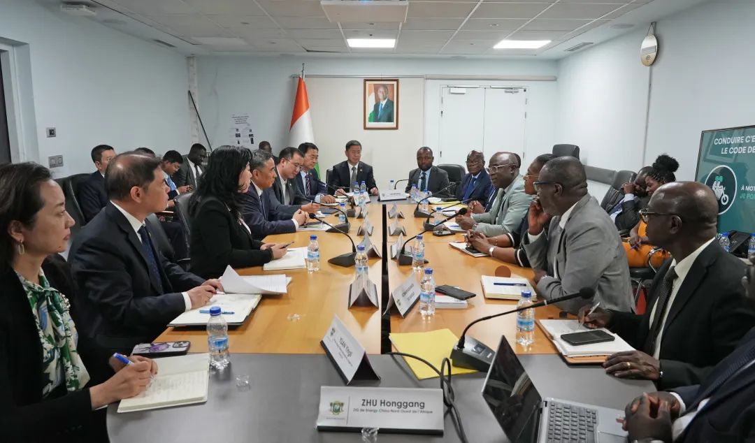 中國(guó)能建黨委書記、董事長(zhǎng)宋海良與科特迪瓦交通部副部長(zhǎng)科內(nèi)·迪奧曼會(huì)談