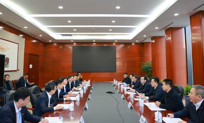 中國(guó)能建黨委委員、總經(jīng)濟(jì)師周小能與呼倫貝爾市委書記王旺盛會(huì)談