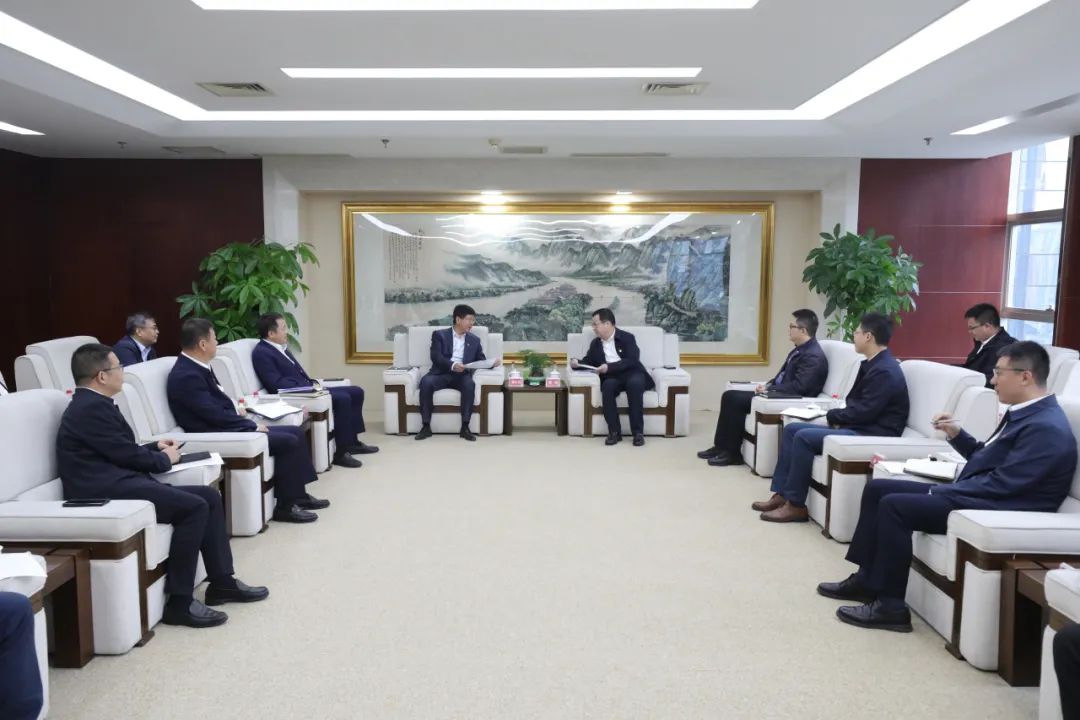 大唐四川公司黨委書記、董事長(zhǎng)梁華與中能建西南區(qū)域總部黨委書記、總經(jīng)理，中能建西南投資公司黨委書記、董事長(zhǎng)鄒小川會(huì)談