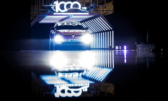 年產(chǎn)量破千萬(wàn),中國(guó)新能源汽車挑戰(zhàn)中前行