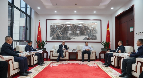 中國(guó)電建黨委副書記、總經(jīng)理王斌與內(nèi)蒙古電力集團(tuán)黨委書記、董事長(zhǎng)張海峰會(huì)談