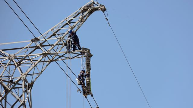 貴州興義供電局提前安裝防冰裝置 保障電網迎峰度冬