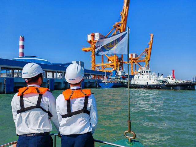 5000噸級(jí)電煤船首靠湛江，海事部門保障護(hù)航