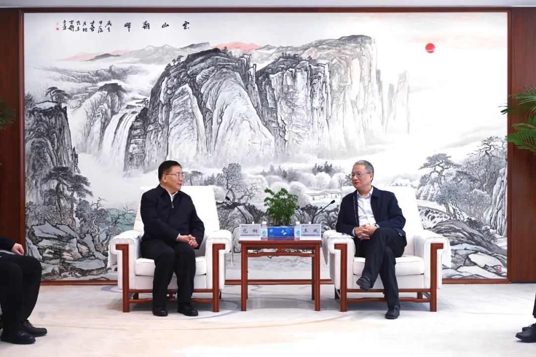 中國電建黨委副書記、總經(jīng)理王斌與內蒙古自治區(qū)黨委常委、呼和浩特市委書記包鋼會談