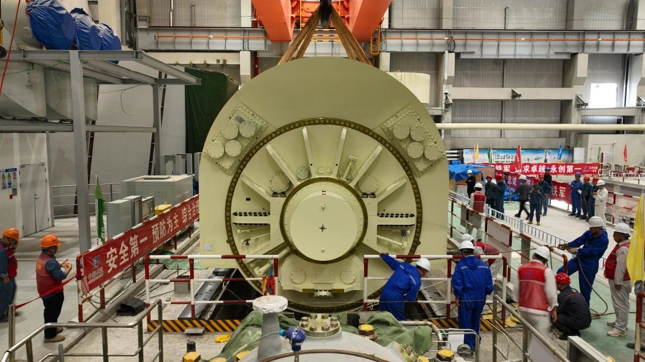 全國首臺!采用GVPI技術500MW級全氫冷發(fā)電機在華能南山電廠成功安裝就位