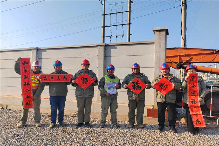 湖北荊力總包公司開展走進重點工程項目部，送文化到工地一線慰問活動