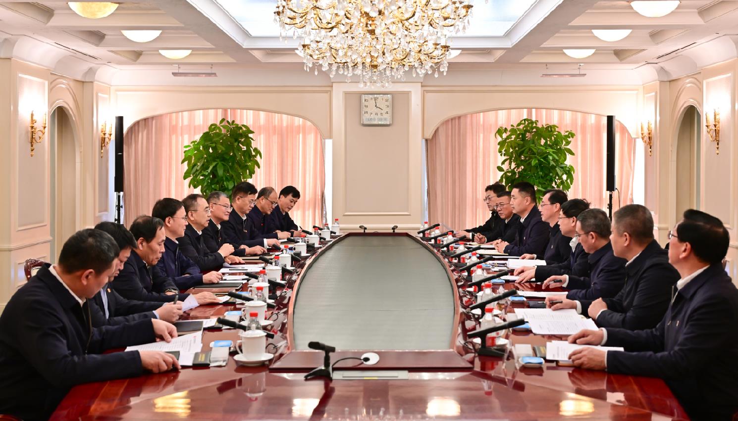 大唐集團董事長鄒磊、總經(jīng)理張傳江與中國安能董事長陳奕輝、總經(jīng)理周慶豐會談