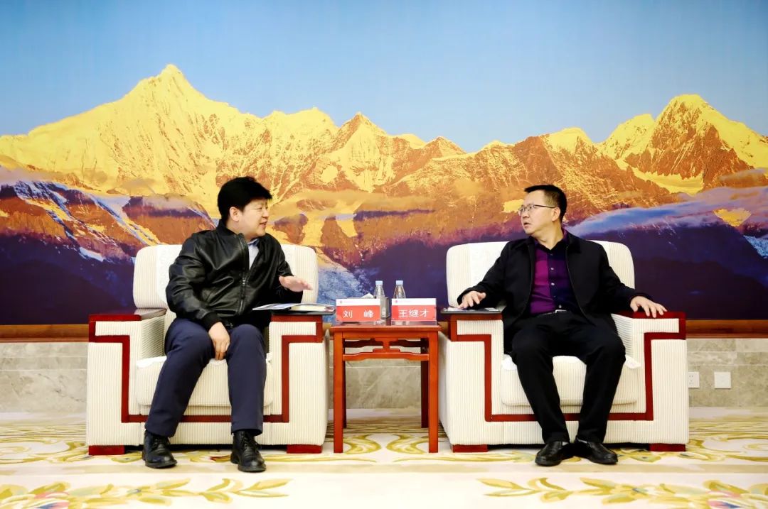 大唐云南公司黨委書記、董事長王繼才與華為中國區(qū)數(shù)字能源業(yè)務(wù)部副總裁劉峰會(huì)談