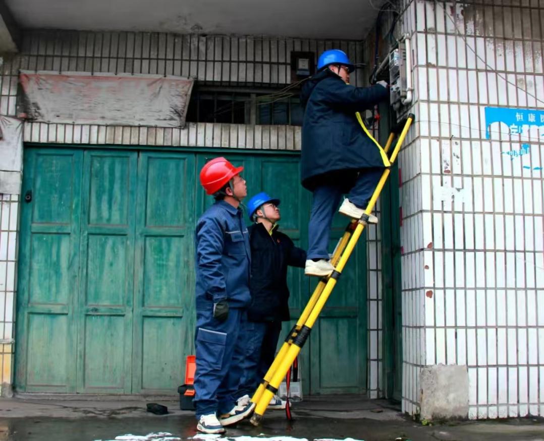 貴州納雍供電局業(yè)擴(kuò)延伸電亮用戶(hù)春節(jié)生產(chǎn)之光