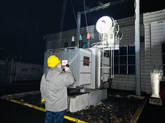 國網(wǎng)偃師供電公司全力應(yīng)對風(fēng)雪，確保供電穩(wěn)定