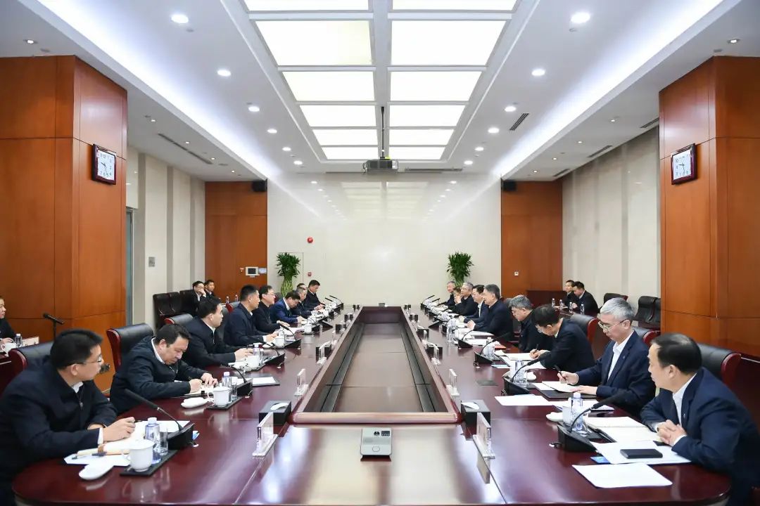 華能集團董事長、黨組書記溫樞剛會見中國安能董事長陳奕輝、總經理周慶豐