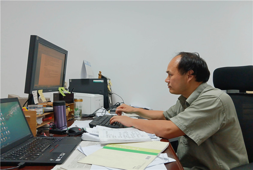 【老兵退伍  初心不改】周志勇： 執(zhí)筆如槍，他為萬家燈火寫春秋