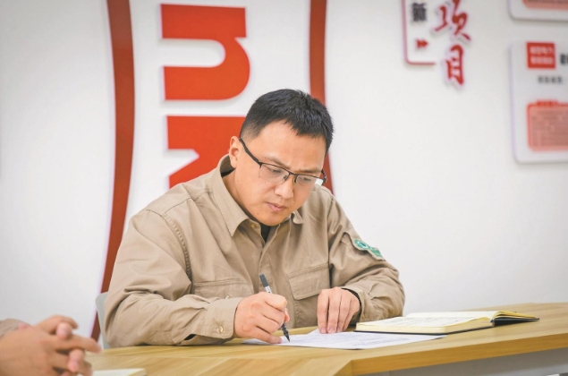 每個(gè)創(chuàng)新靈感都來自一線——記全國勞動(dòng)模范蘇向陽