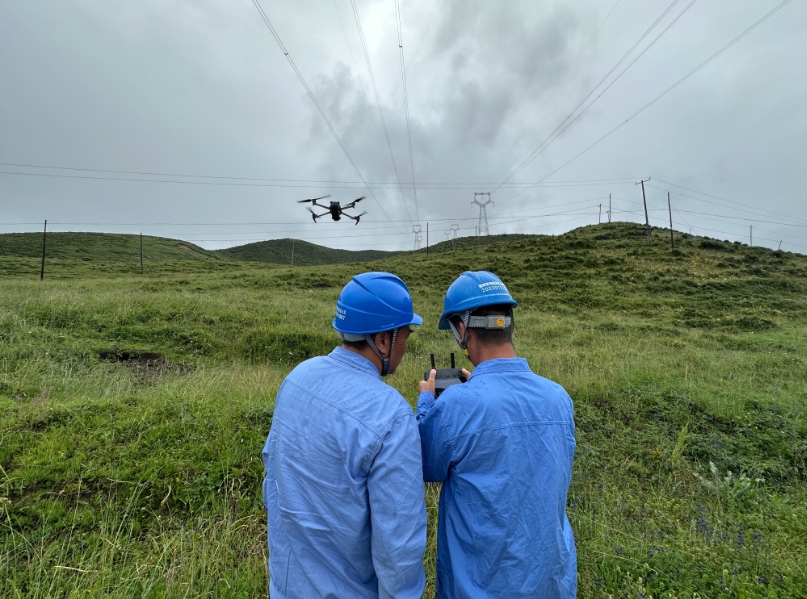 國(guó)網(wǎng)青海超高壓公司無(wú)人機(jī)"鷹眼"護(hù)航電網(wǎng)迎峰度夏